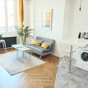 https://lescale-1-part-dieu.hotels-rhonealpes.com